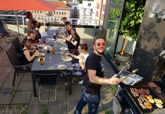 The Seobility Team sits on the roof terrace in the Nuremberg office and barbecues in sunny weather.