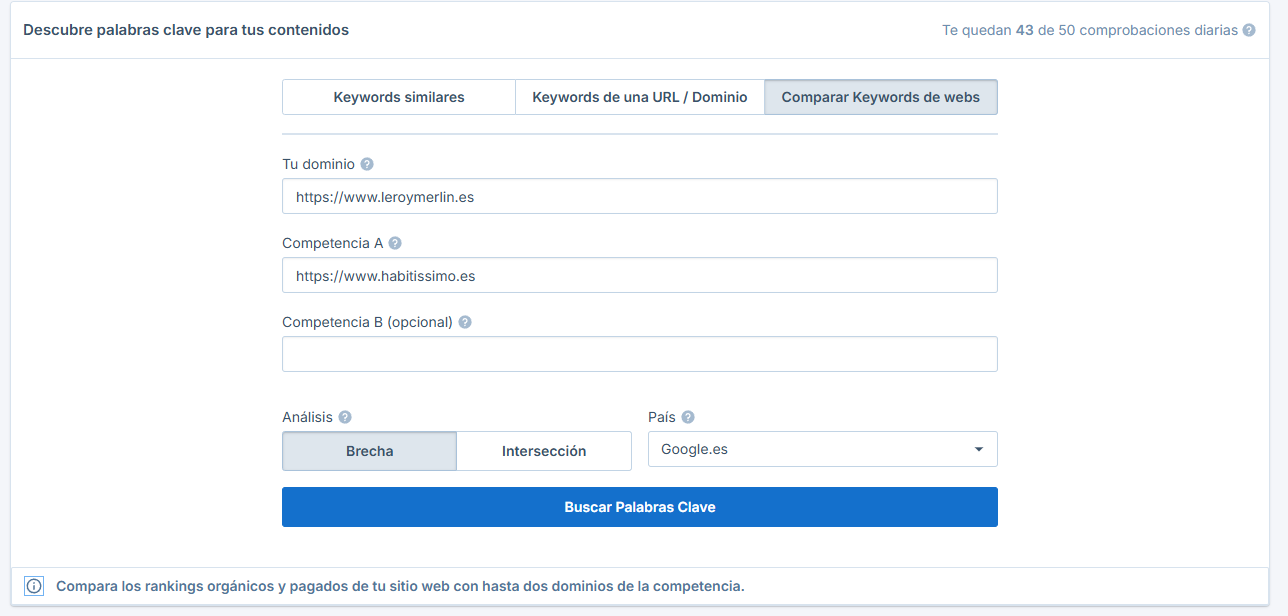 Interfaz del Buscador de Palabras Clave para comparar palabras clave entre el dominio propio y competidores, con campos para ingresar URLs y opciones de análisis por país.