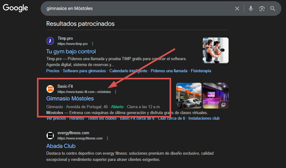 Resultados de búsqueda de Google para 'gimnasios en Móstoles' mostrando listados locales con gimnasios, direcciones y horarios de atención.
