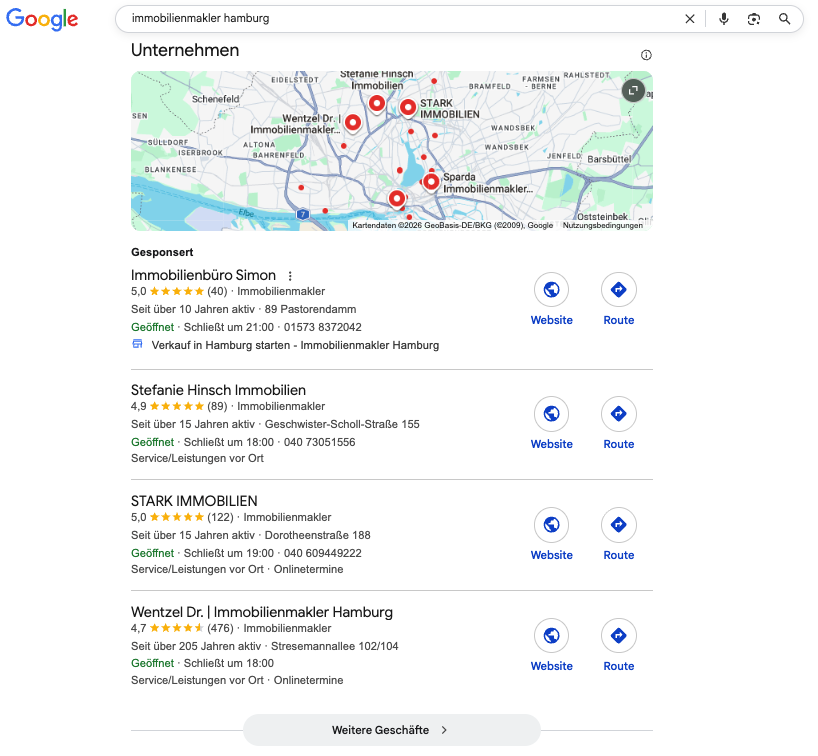Google Suchergebnisseite für 'immobilienmakler hamburg' mit einer Kartenansicht und einer Liste von vier Immobilienmakler-Unternehmen in Hamburg.