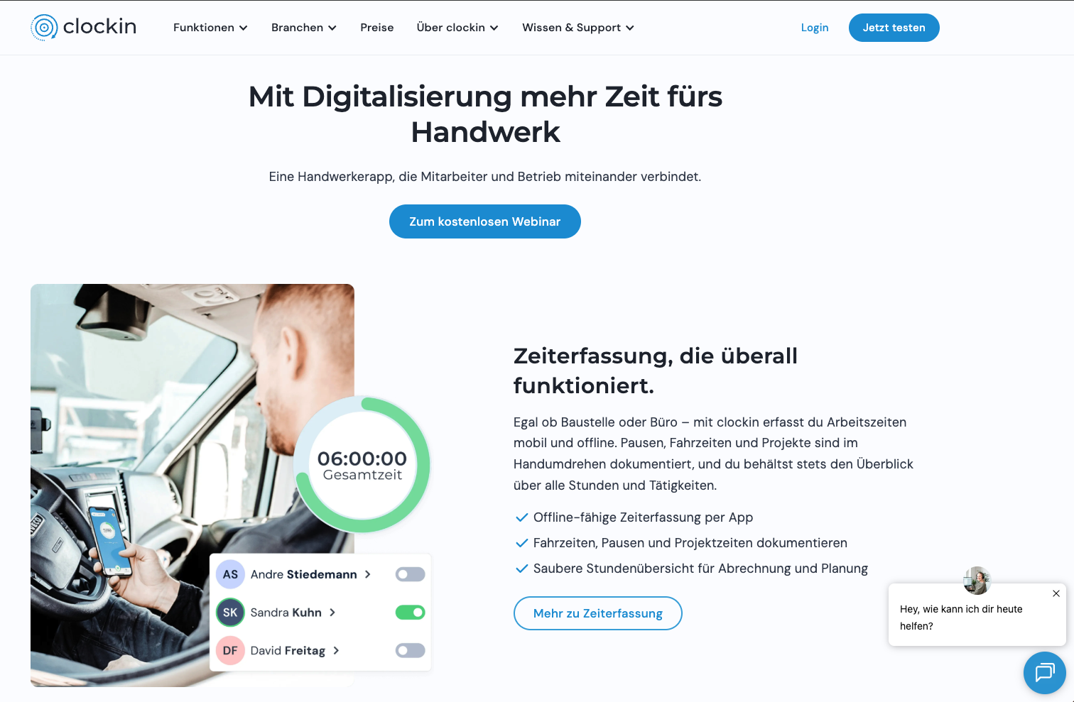 Ein Handwerker in einem Transporter erfasst seine Arbeitszeit mit einer Zeiterfassungs-App auf dem Smartphone, während die vergangene Zeit von 06:00:00 Stunden angezeigt wird.
