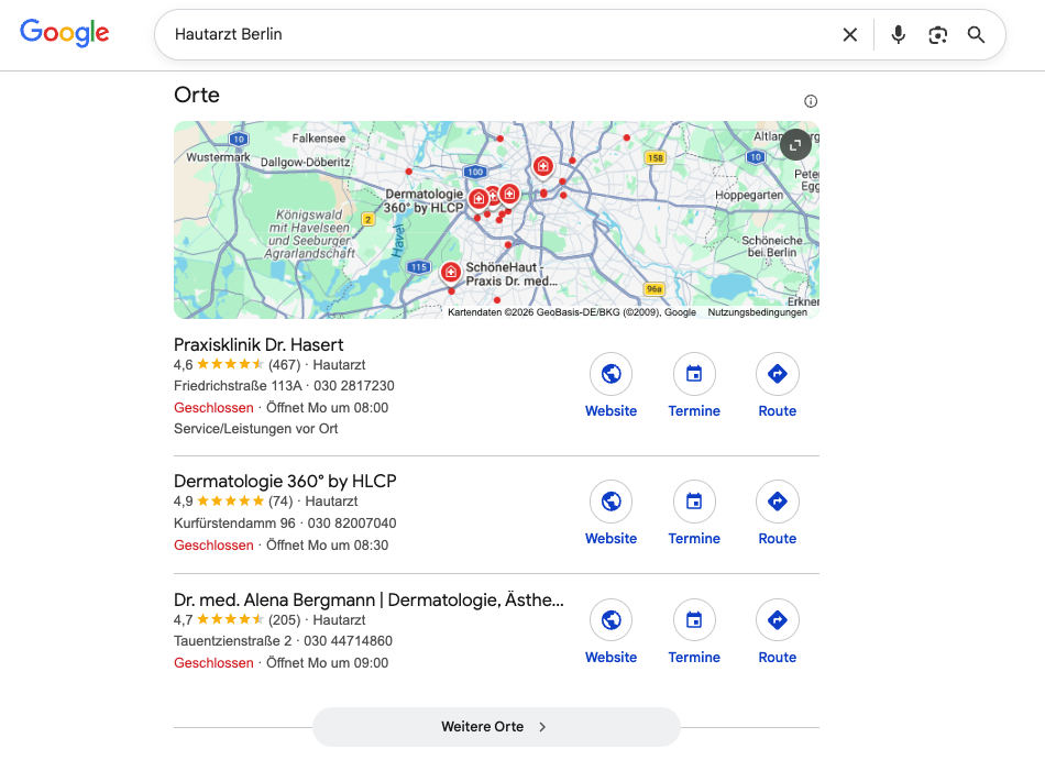 Google-Suchergebnisseite für 'Hautarzt Berlin' mit einer Karte und drei aufgelisteten Hautarztpraxen samt Bewertungen und Kontaktoptionen.