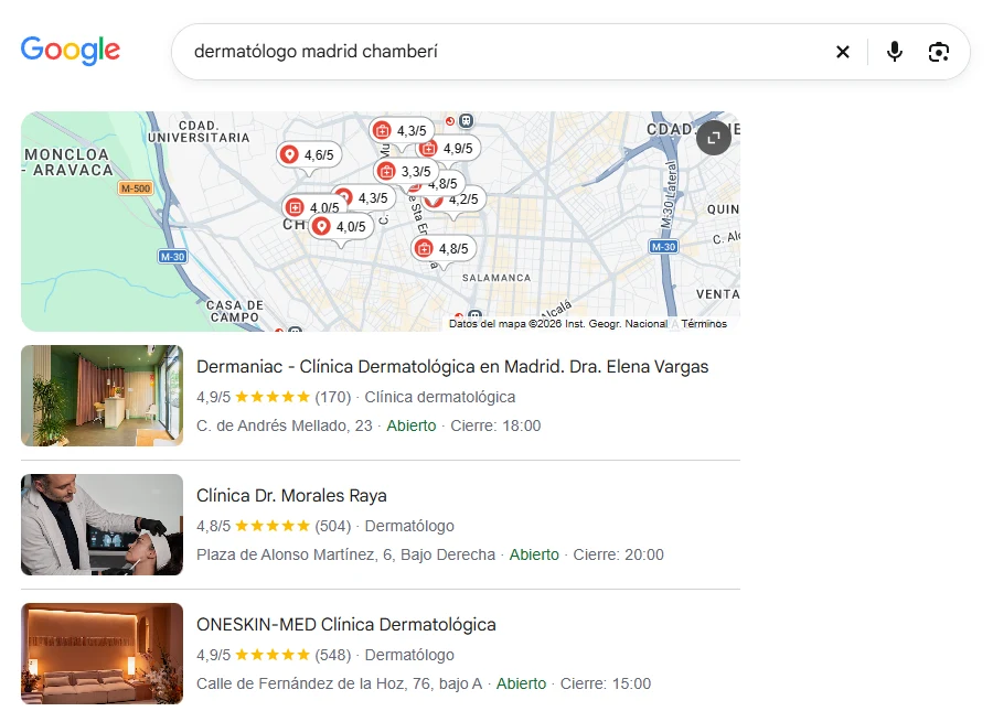Resultados de Google para «dermatólogo madrid chamberí» con un mapa y tres clínicas dermatológicas con sus valoraciones, dirección y horario.