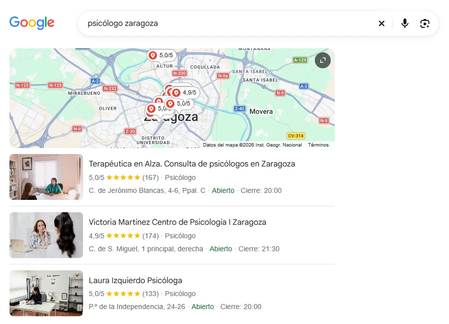 Resultados de Google para «psicólogo zaragoza» con un mapa y tres consultas de psicología con sus valoraciones, dirección y horario.